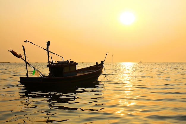 Silueta del barco de pesca al atardecer