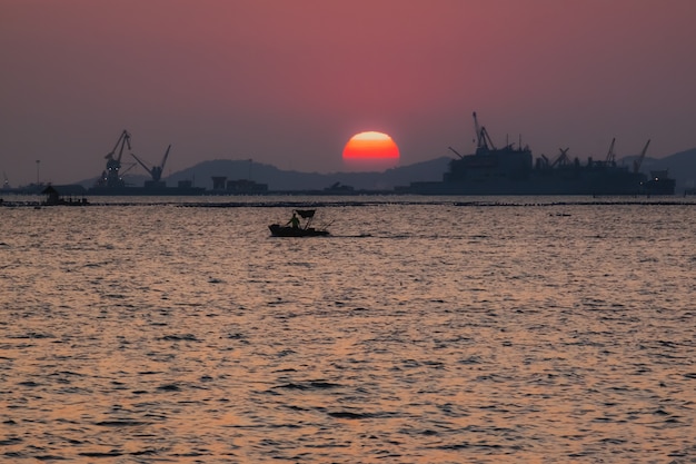 La silueta del barco de pesca al atardecer.