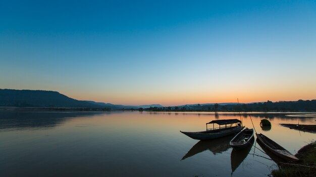 Silueta de barco de pesca en el río Mekong