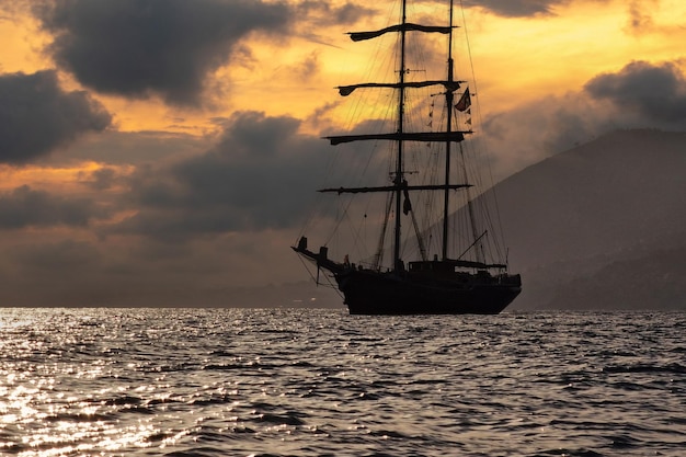 Silueta de barco viejo al atardecer