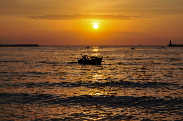 Silueta de barcos al atardecer