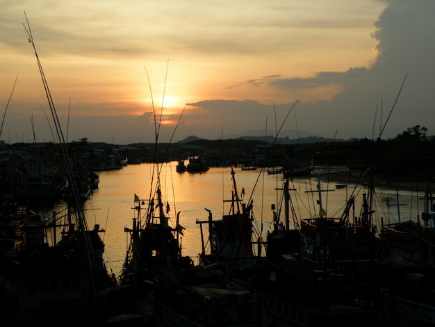 Silueta de los barcos de pesca de amarre