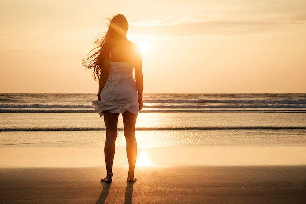 Silueta de una bella mujer al atardecer