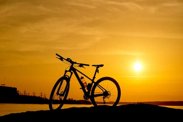 Silueta de una bicicleta al atardecer