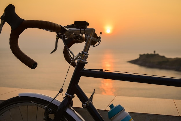 Una silueta de bicicleta en un paisaje de verano al atardecer Phuket Tailandia