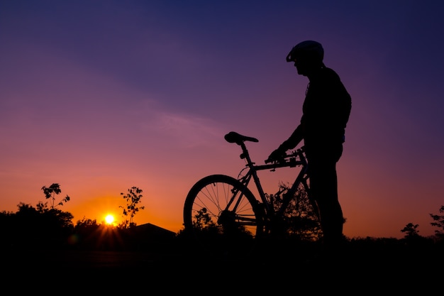 Una silueta de biker al atardecer