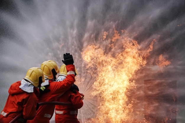 La silueta de los bomberos usa ropa de extinción de incendios con equipo Aprende habilidades y simula eventos de extinción de incendios