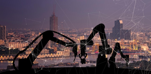 Silueta de brazos de robot de automatización moderna con ciudad de concepto de red de tecnología asistente Ai