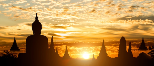 Silueta de Buda en el fondo del atardecer del templo de oro