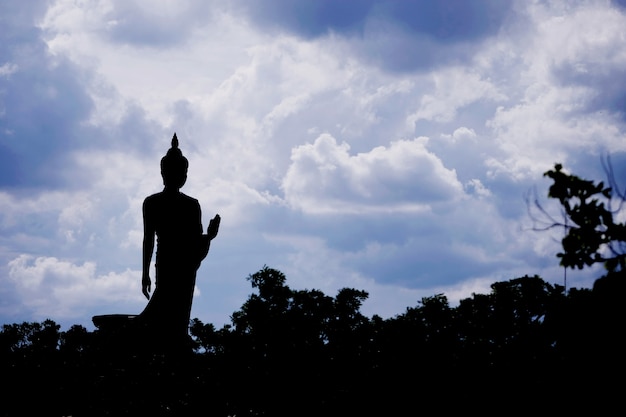 Silueta, buddha, e, céu azul, fundo