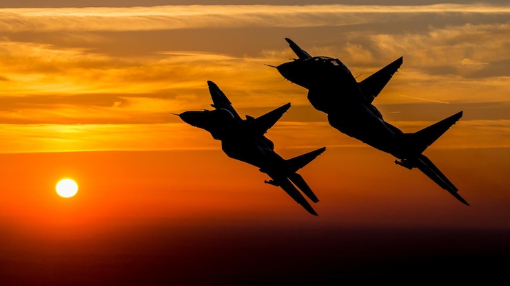 Foto silueta de caballo contra el cielo al atardecer
