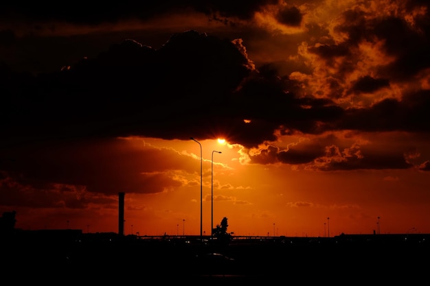 La silueta de la calle contra el cielo dramático durante la puesta de sol