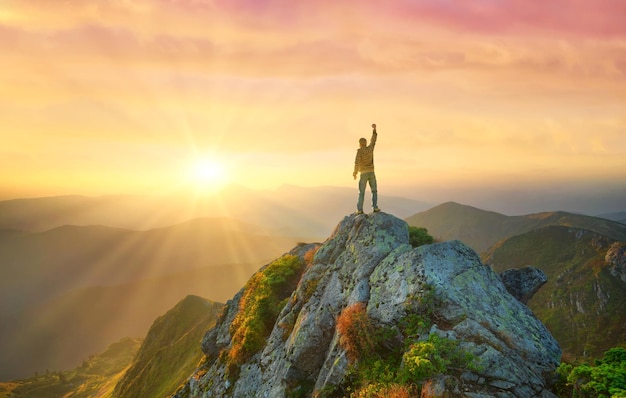 Silueta de un campeón en la cima de la montaña Viajes y aventuras Senderismo en la montaña Montañas durante el amanecer Éxito y logro de objetivos Gente imagen de éxito