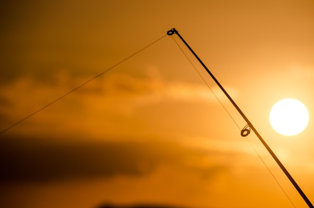 Silueta de caña de pescar pescador