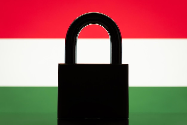 Silueta de candado contra la bandera de Hungría