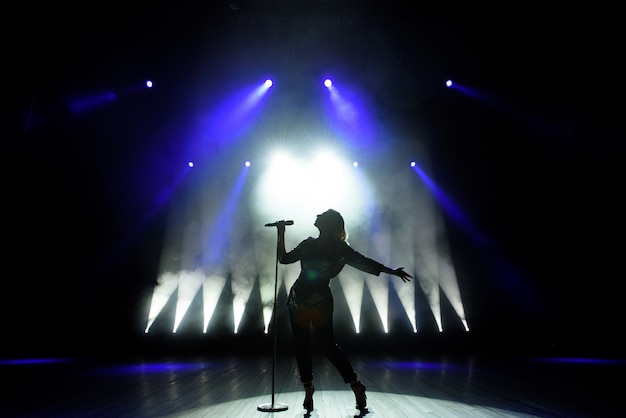 Silueta de cantante en el escenario