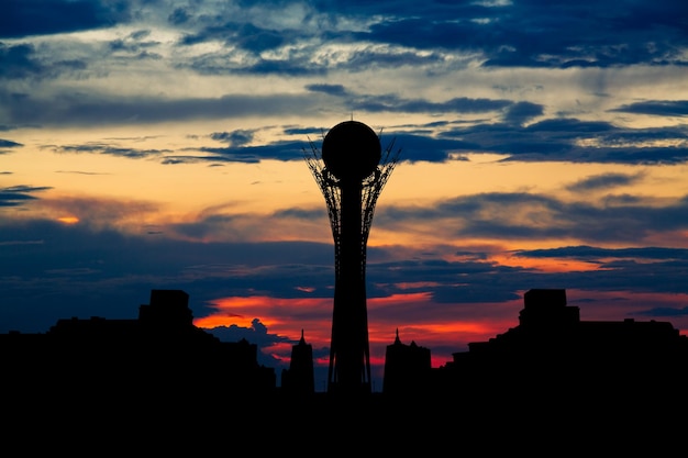 Foto silueta de la capital del paisaje urbano de astana de kazajstán en la hermosa puesta de sol