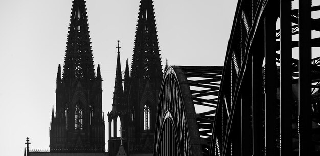 Silueta de la Catedral de Colonia en colores blanco y negro