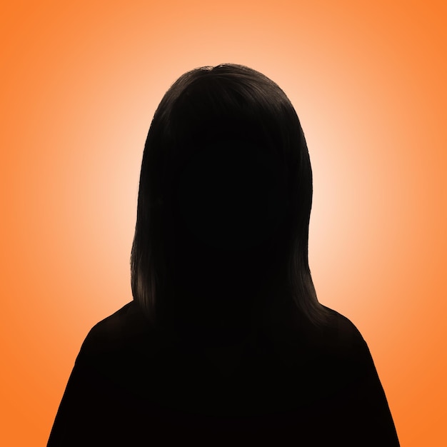 Foto silueta de una chica el avatar de una niña posando sobre un fondo naranja