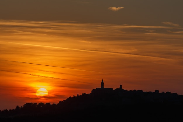 Silueta de la ciudad al atardecer Italia Pienza ciudad Toscana Italia