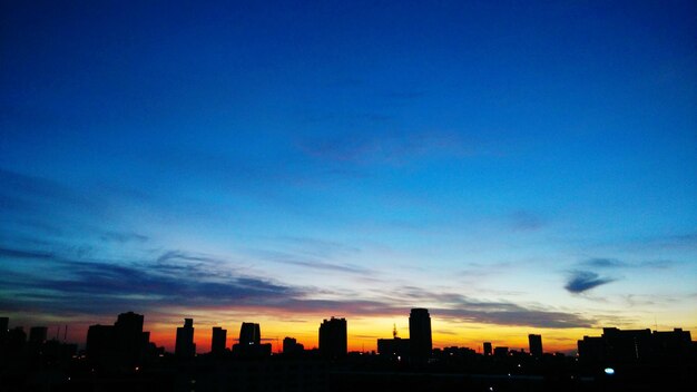 Foto silueta de la ciudad al atardecer