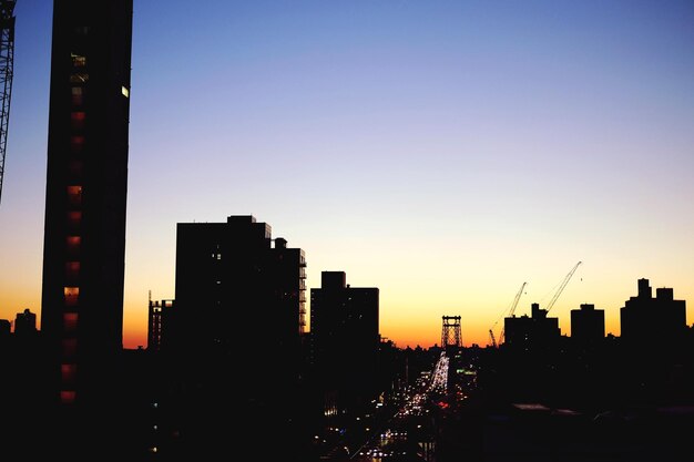 Foto silueta de la ciudad al atardecer