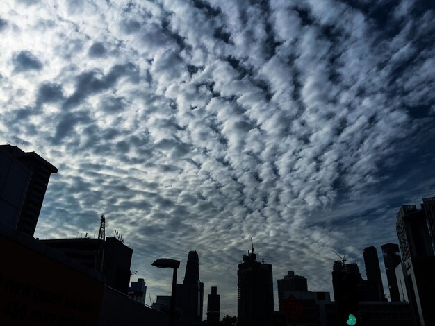 Foto silueta de la ciudad contra el cielo al anochecer