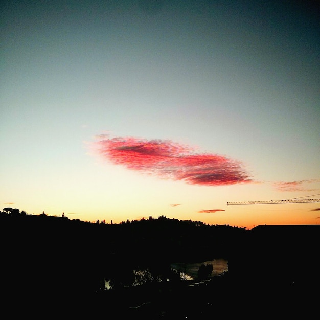 Foto la silueta de la ciudad contra el cielo naranja