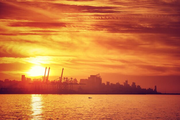 Foto silueta de la ciudad a la luz del atardecer