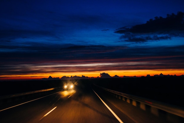 silueta, de, coche, en, puente, en, ocaso, por la noche