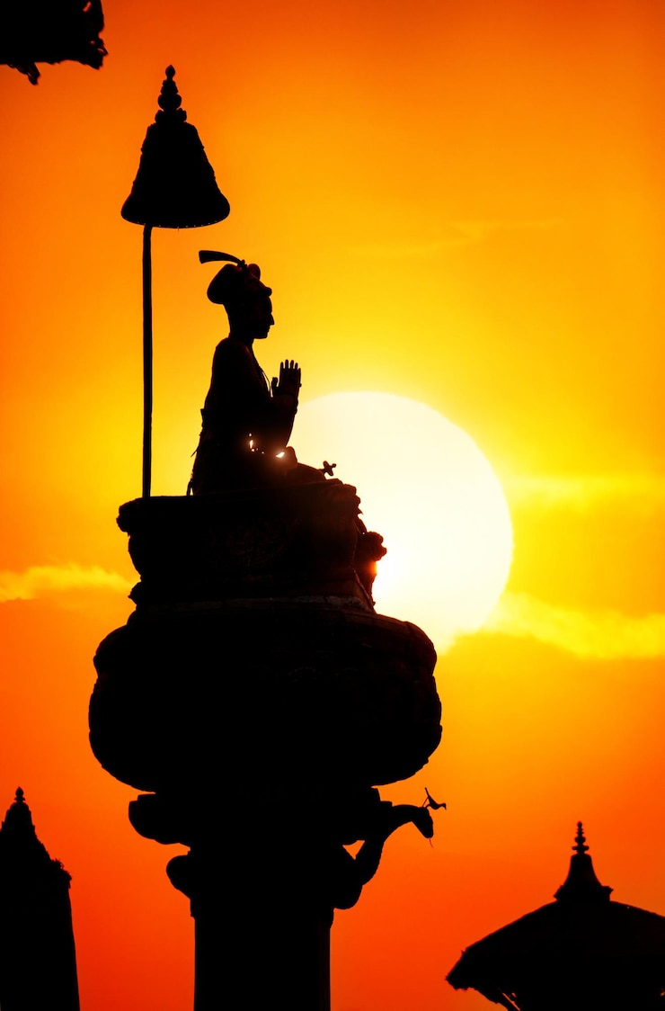 Foto silueta de columna de rey en bhaktapur