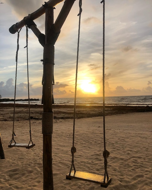 Foto silueta de un columpio al atardecer