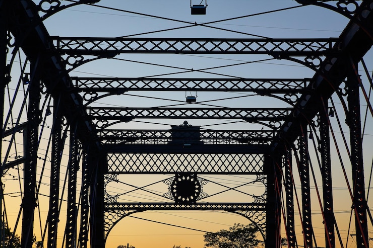 Foto la silueta del crepúsculo del puente de wells street en fort wayne