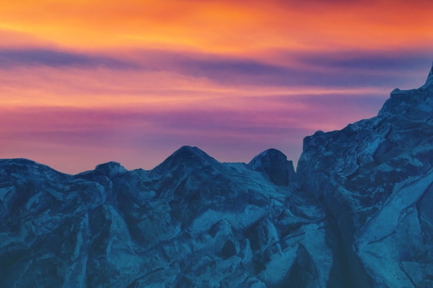 Silueta de la cresta de las montañas contra el cielo del atardecer