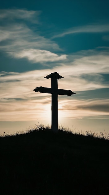Silueta de una cruz de madera en una colina cubierta de hierba con un hermoso cielo
