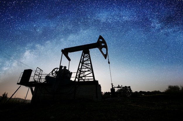 Silueta, de, bomba óleo, bombear, ligado, campo óleo, em, noturna