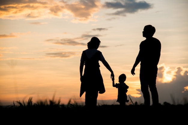 Silueta, de, família, feliz, pais, tendo divertimento