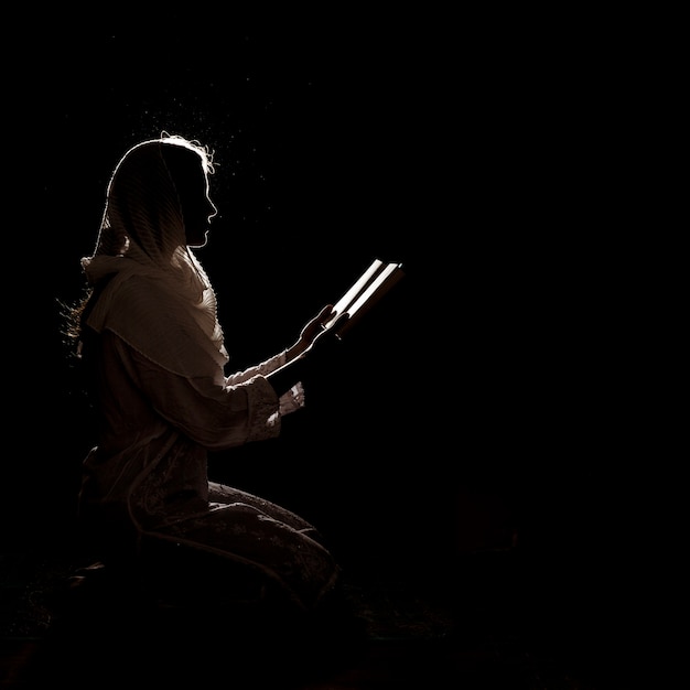 Silueta, de, leitura mulher, em, quran