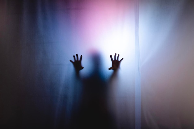 Silueta de mão tocando luzes iluminadas