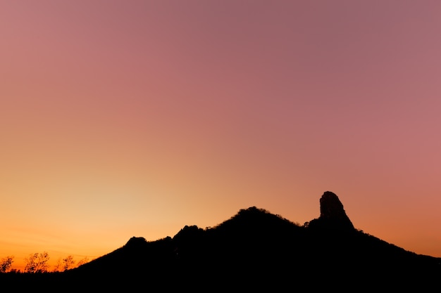 Foto silueta, de, montanha, em, pôr do sol