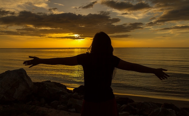 Silueta, de, mulher rezando, sobre, bonito, pôr do sol, fundo