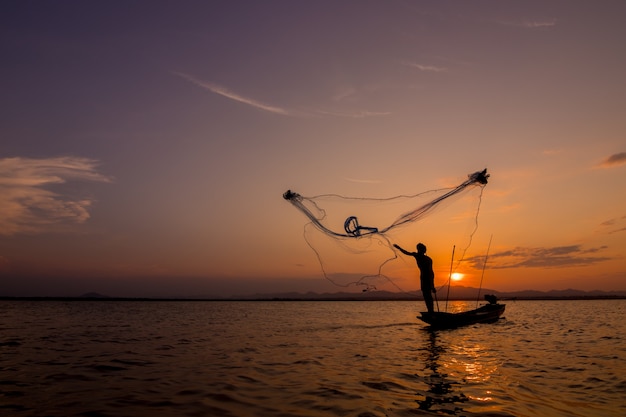 Silueta, de, pescador, jogar, rede, ligado, a, lago