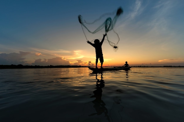 Silueta, de, pescador, jogar, rede, ligado, barco, pesca, em, lago