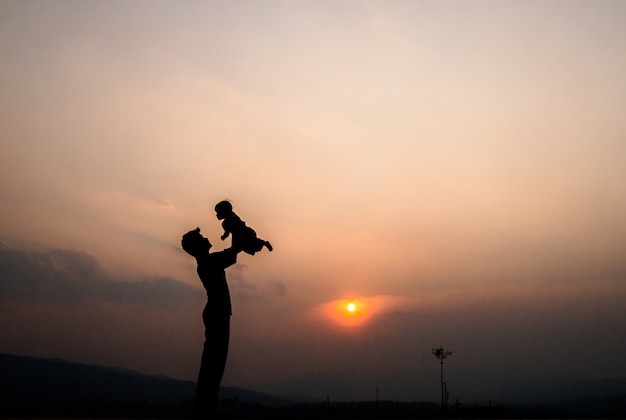 Silueta, de, um, pai filha, com, pôr do sol, fundo