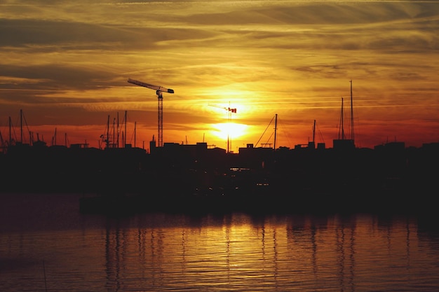 Silueta do porto durante o pôr do sol