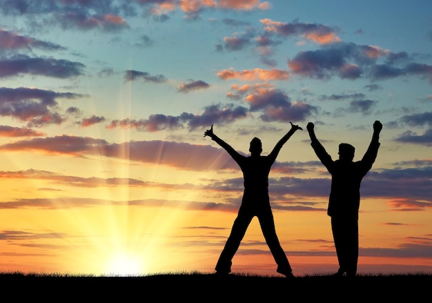 Silueta de dos hombres gay felices al atardecer