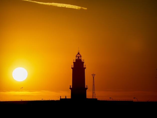 Silueta del edificio durante la puesta del sol