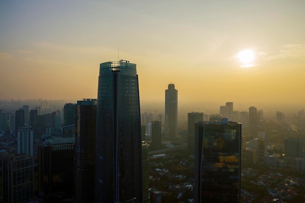 Silueta de edificios altos en el centro de Yakarta