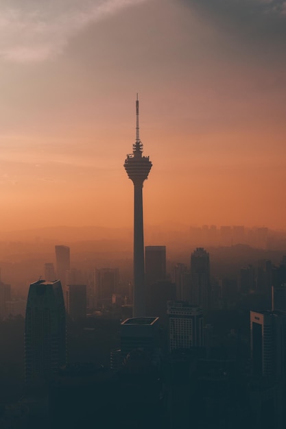 Silueta de edificios en la ciudad durante la puesta de sol