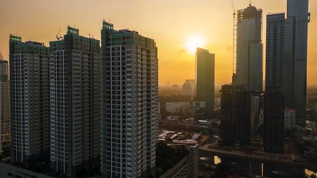 Silueta de edificios de gran altura al atardecer